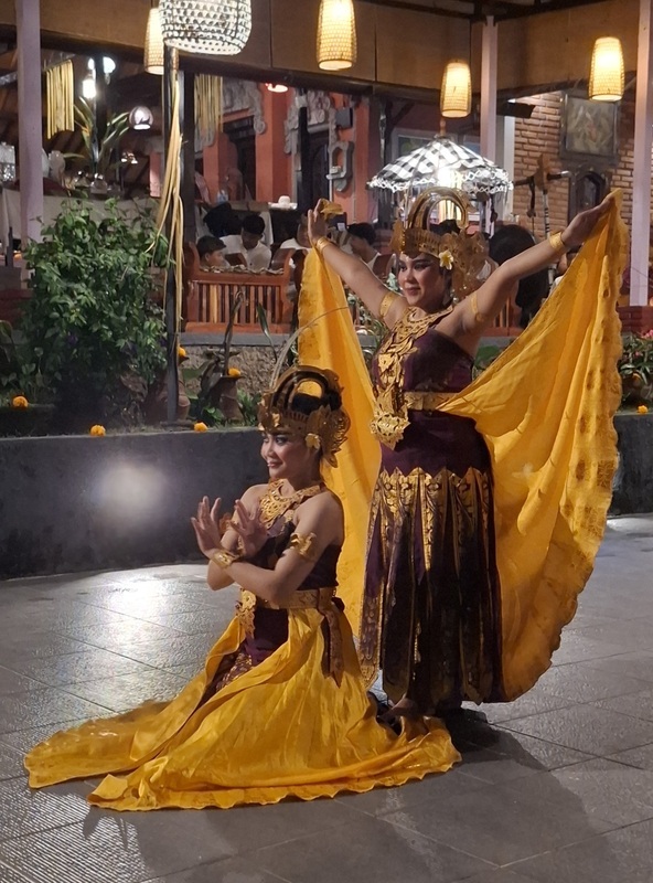Balinese dancers in traditional dress